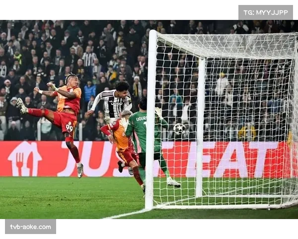 尤文图斯球员凯利红牌罚下,怒踹墙壁离场 尤文图斯球员凯利红牌罚下,怒踹墙壁离场